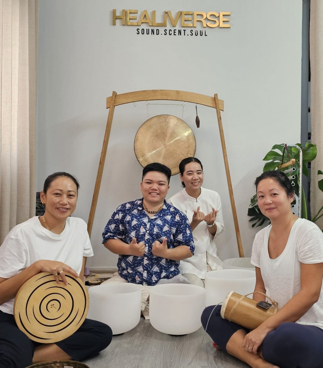 Kennedy with three guests in front of the gong after a session