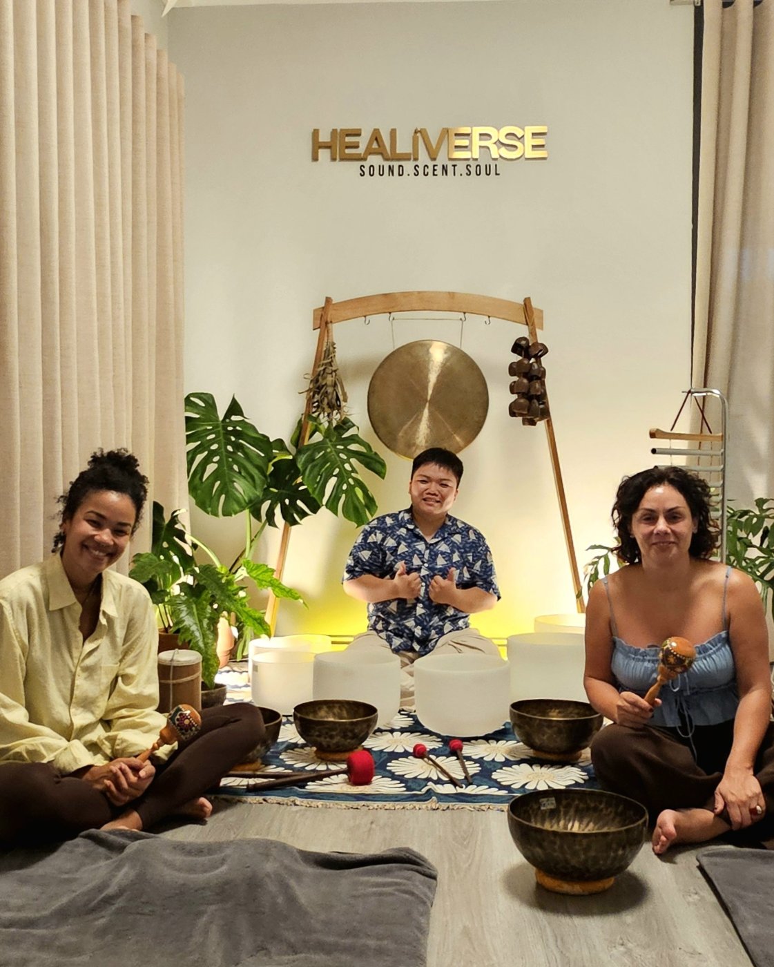 Kennedy with two guests among crystal and Himalayan bowls